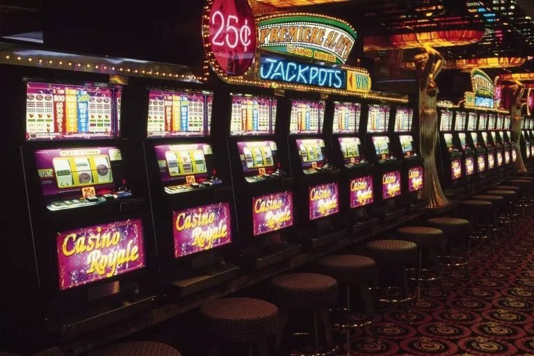Aplikasi mobile gacor167 menampilkan dashboard kasino dan sportsbook